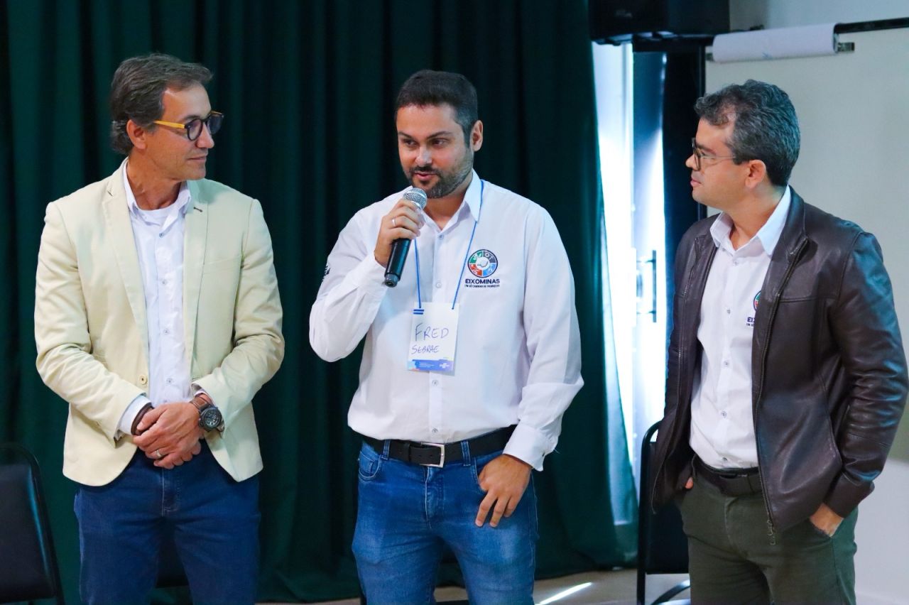 Palestrantes no palco do Fórum EIXOMINAS